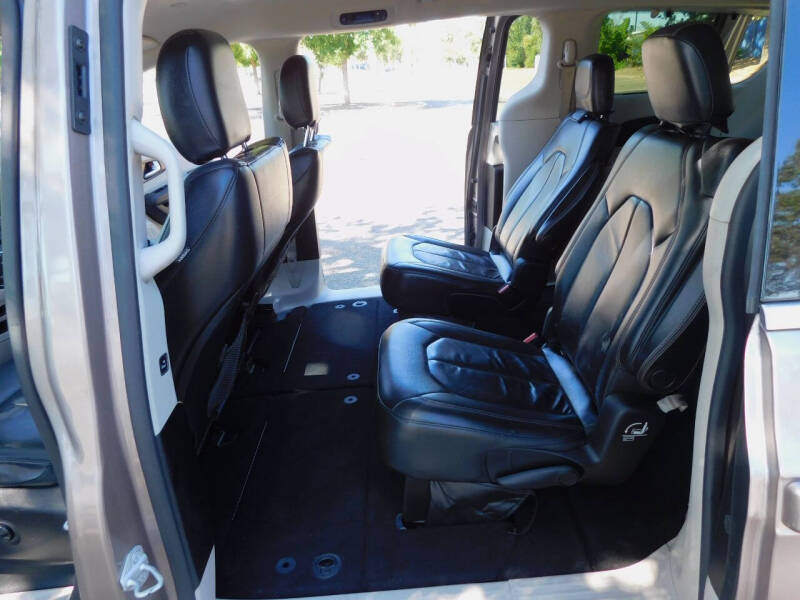 2017 Chrysler Pacifica Touring-L