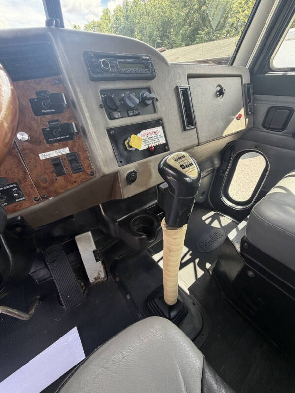 2001 Peterbilt 330