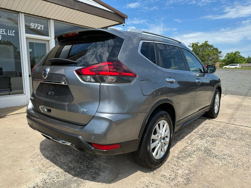 2019 Nissan Rogue SV photo 3