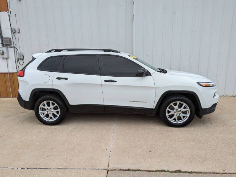 2015 Jeep Cherokee for sale at Parkway Motors in Osage Beach MO
