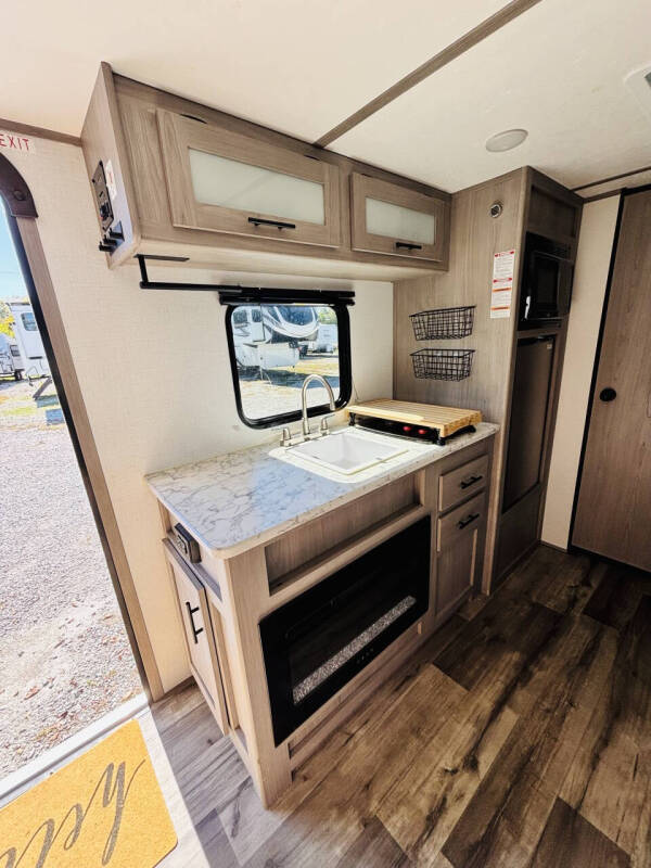 2023 Coleman Lantern 17B