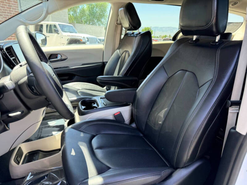 2024 Chrysler Pacifica Plug-In Hybrid Select