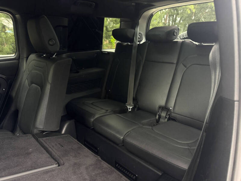 2023 Land Rover Defender 130 SE