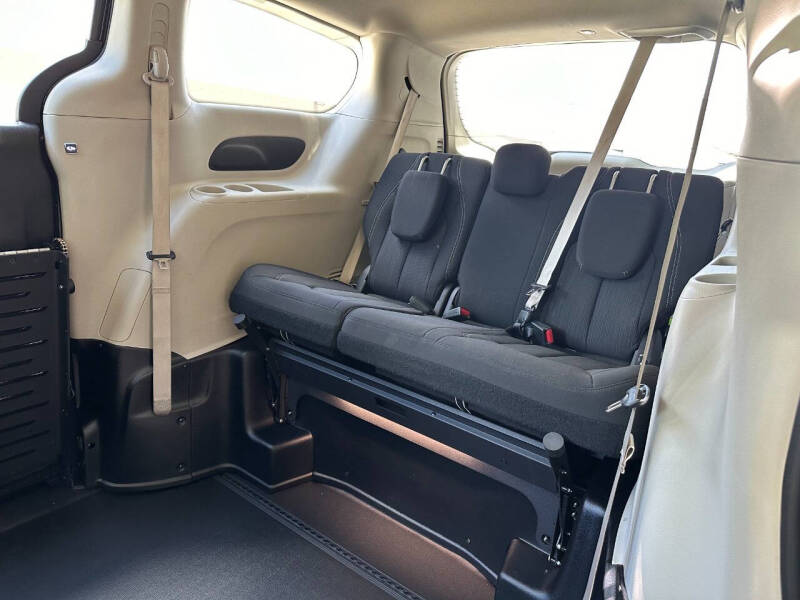 2022 Chrysler Voyager LX