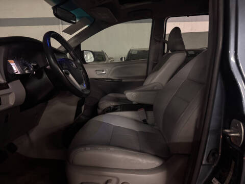 2016 Toyota Sienna XLE Premium 8-Passenger