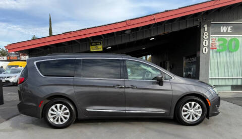 2017 Chrysler Pacifica Touring-L