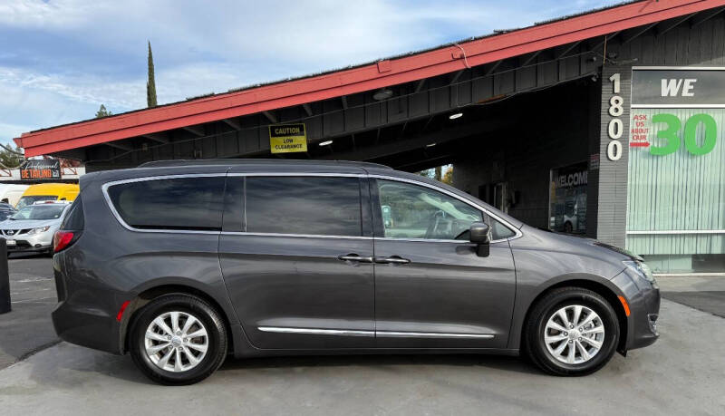 2017 Chrysler Pacifica Touring-L