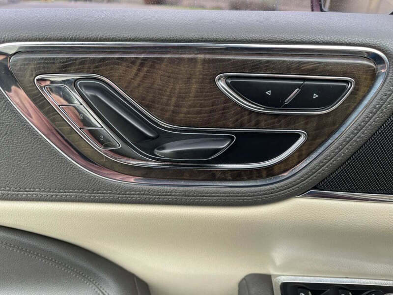 2017 Lincoln Continental Select