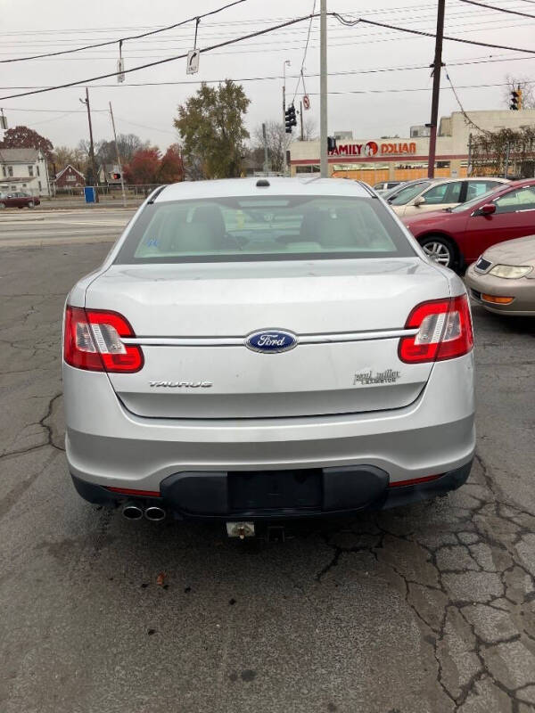 2011 Ford Taurus SE