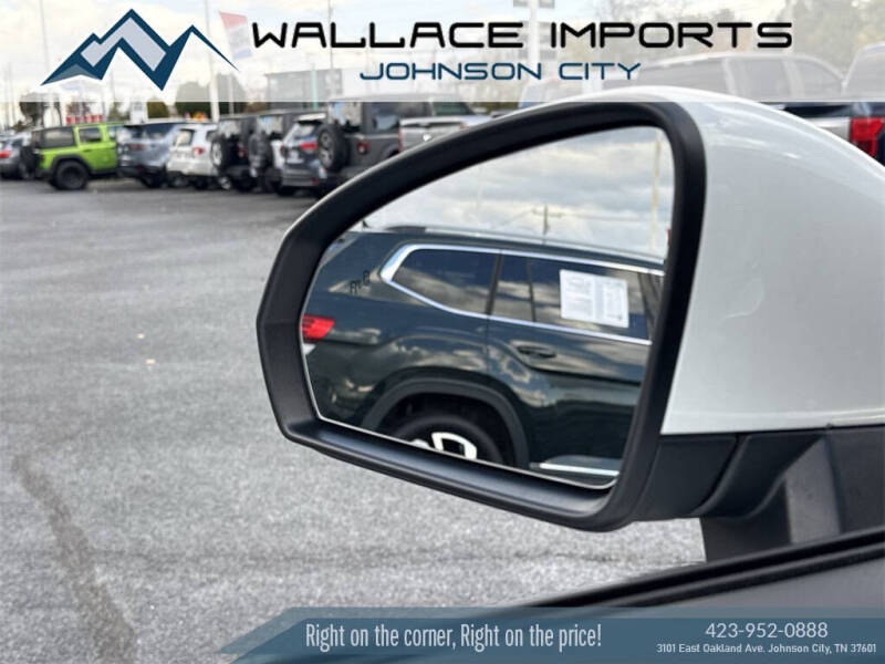 2025 Volkswagen Taos SE 4Motion