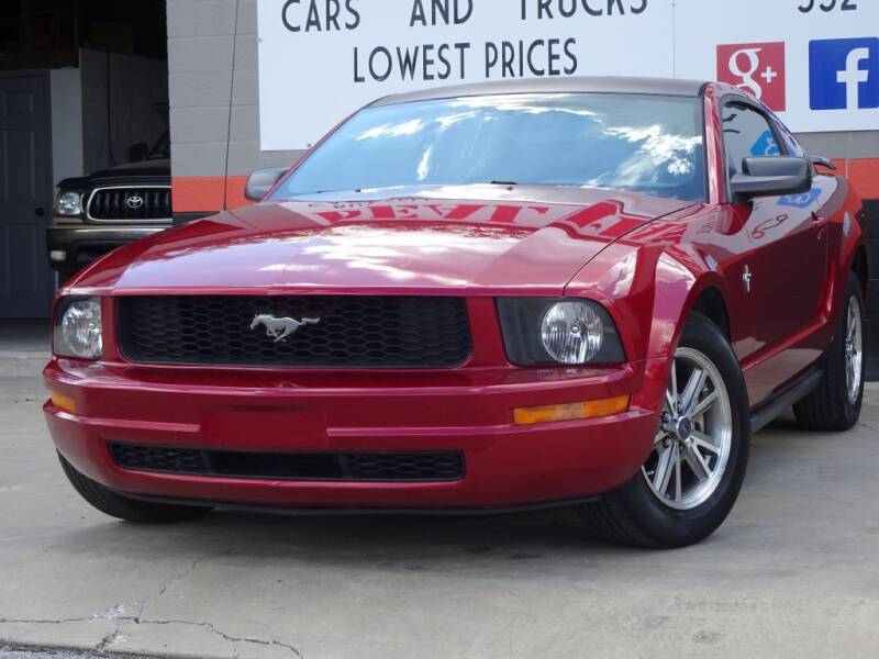2005 Ford Mustang for sale at Deal Maker of Gainesville in Gainesville FL