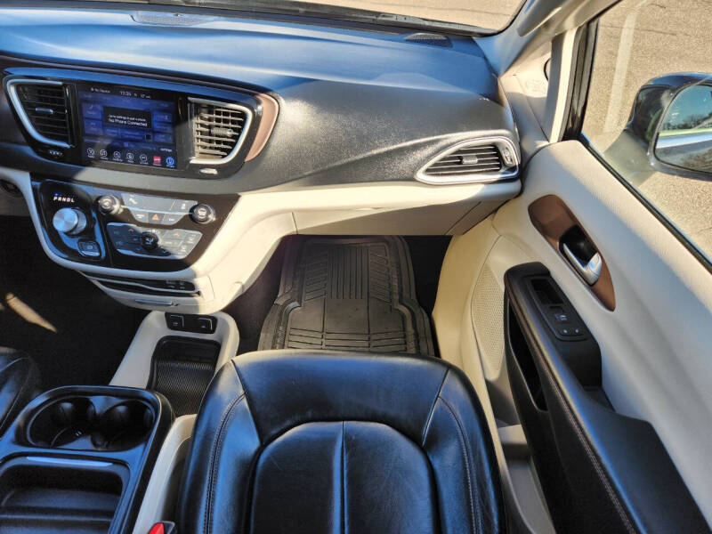 2017 Chrysler Pacifica Touring-L