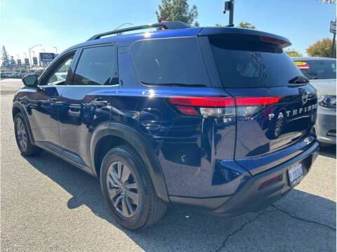 2022 Nissan Pathfinder SV