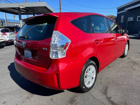 2014 Toyota Prius v Five