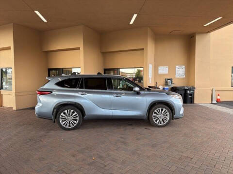 2023 Toyota Highlander Hybrid Platinum