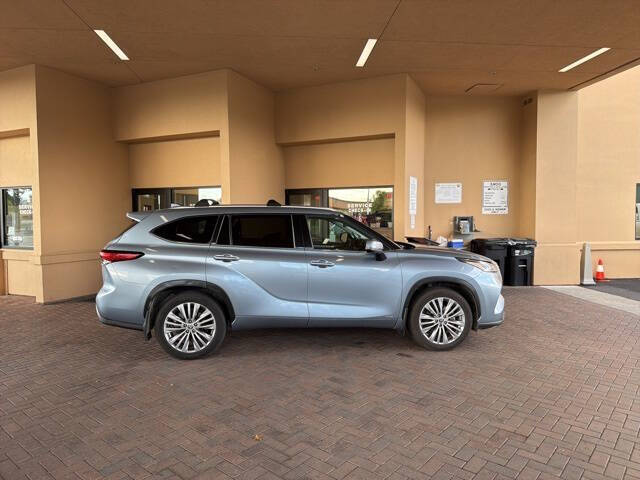 2023 Toyota Highlander Hybrid Platinum