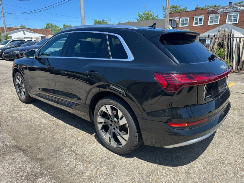 2022 Audi e-tron quattro Premium Plus