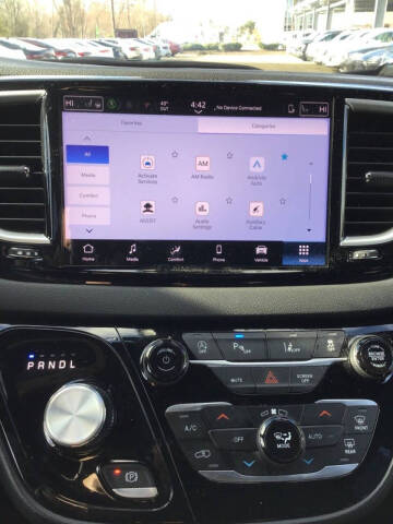 2025 Chrysler Pacifica Select