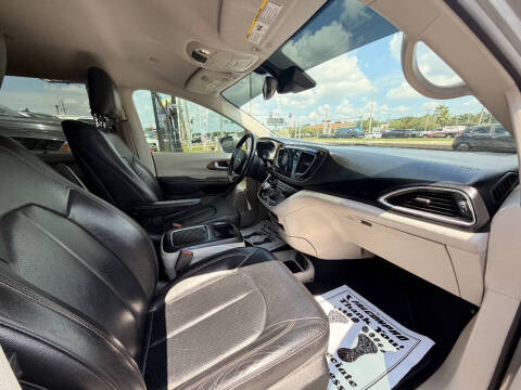 2017 Chrysler Pacifica Touring-L Plus