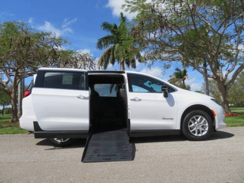 2025 Chrysler Voyager LX