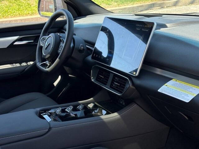 2025 VinFast VF8 Plus