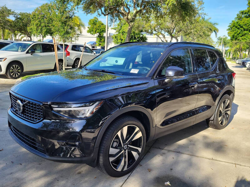 2024 Volvo XC40 B5 Plus Dark Theme