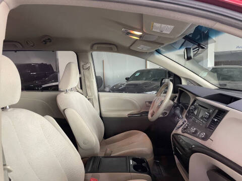 2012 Toyota Sienna LE 8-Passenger