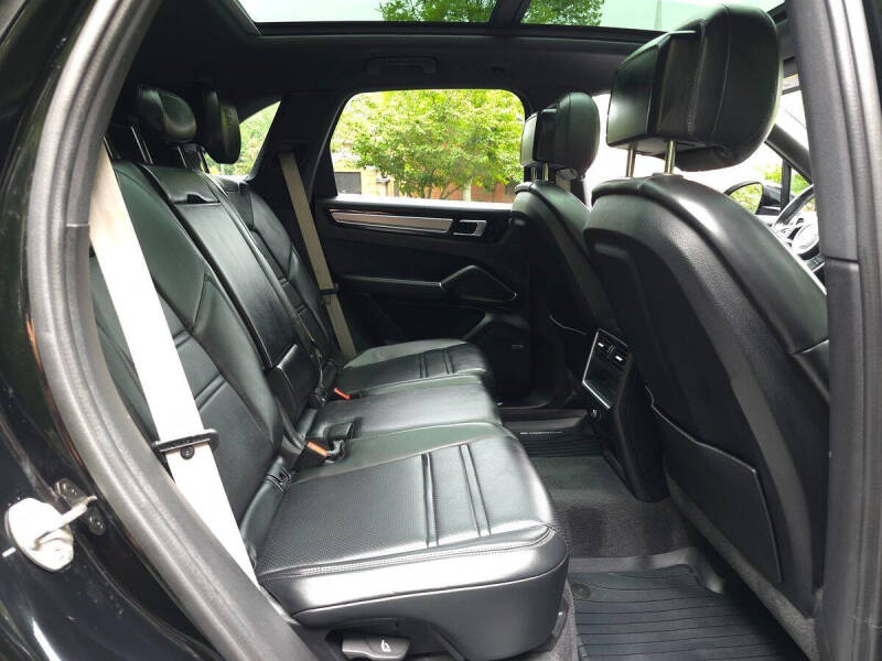 2023 Porsche Cayenne Platinum Edition