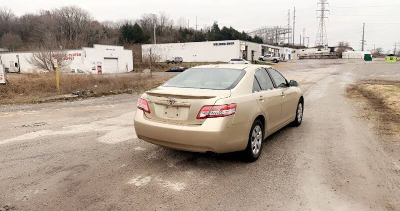 2011 Toyota Camry LE photo 5