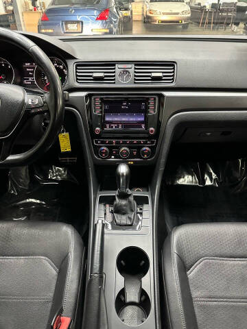 2017 Volkswagen Passat 1.8T R-Line