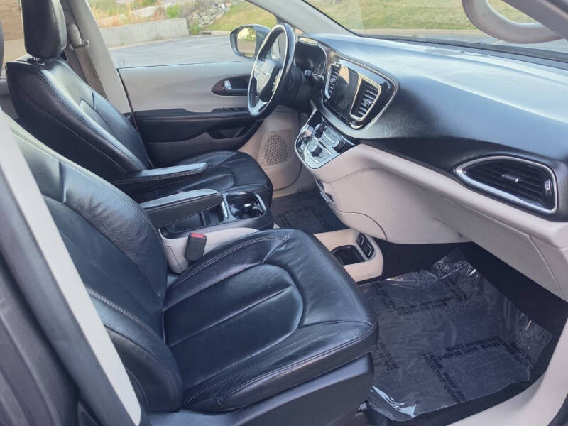 2017 Chrysler Pacifica Touring-L
