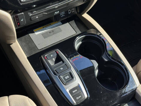 2022 Honda Pilot Touring w/Rear Captain's Chairs