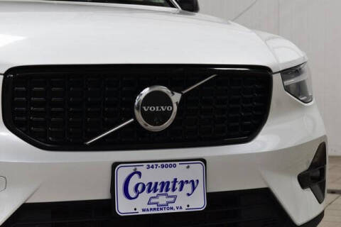 2025 Volvo XC40 B5 Plus Dark Theme