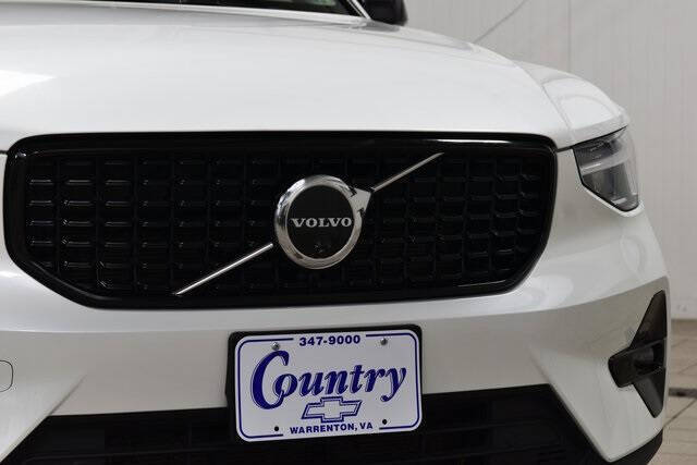 2025 Volvo XC40 B5 Plus Dark Theme