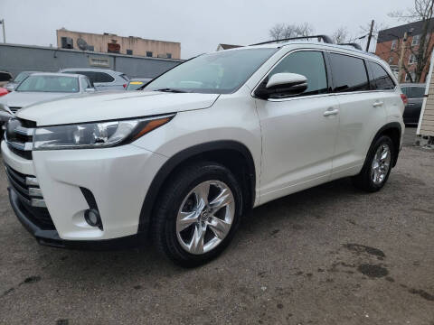 2018 Toyota Highlander for sale at OFIER AUTO SALES in Freeport NY