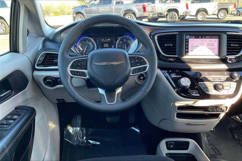 2022 Chrysler Voyager LX