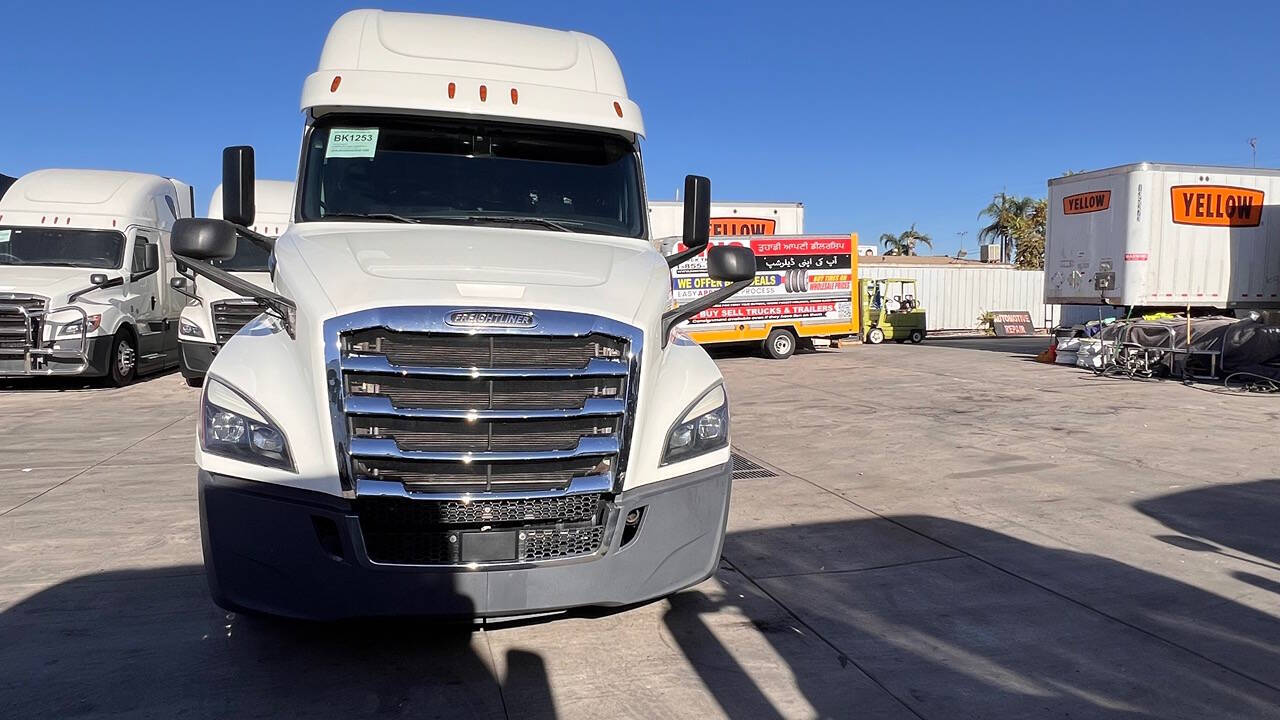 2019 Freightliner Cascadia for sale at KING TRUCK TRAILER SALES in Bakersfield, CA