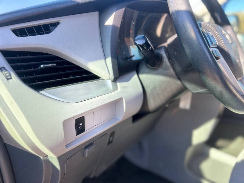 2017 Toyota Sienna LE 8-Passenger