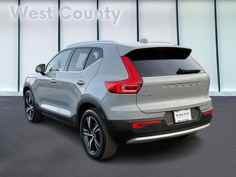 2025 Volvo XC40 B5 Core Bright Theme