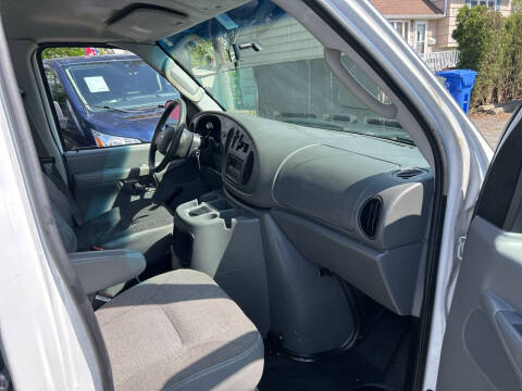 2003 Ford E-Series E-150 Base