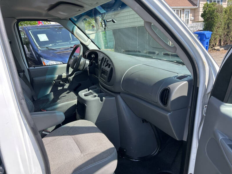 2003 Ford E-Series E-150 Base