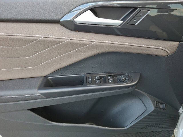 2024 Volkswagen Taos SEL 4Motion