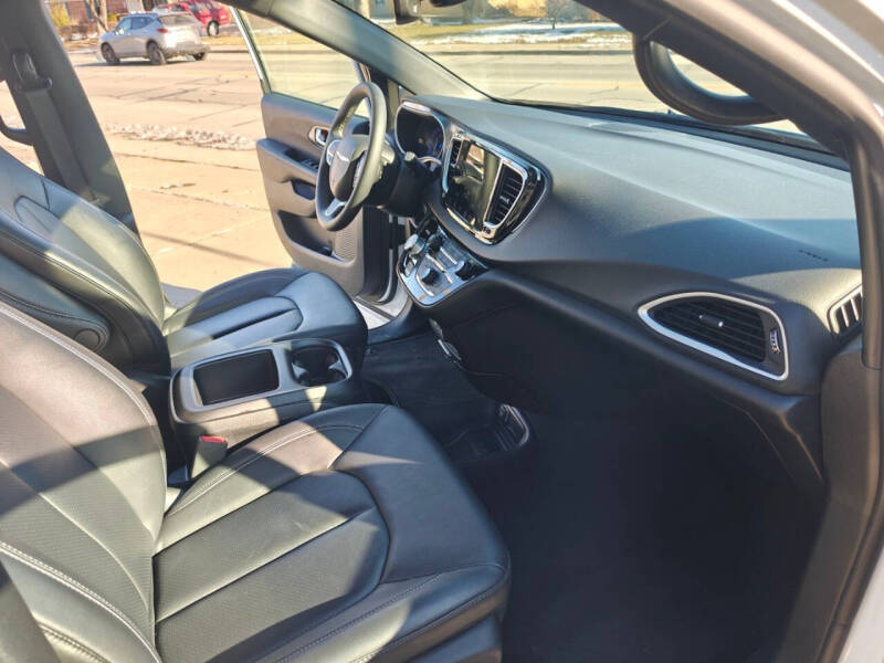 2025 Chrysler Pacifica Select