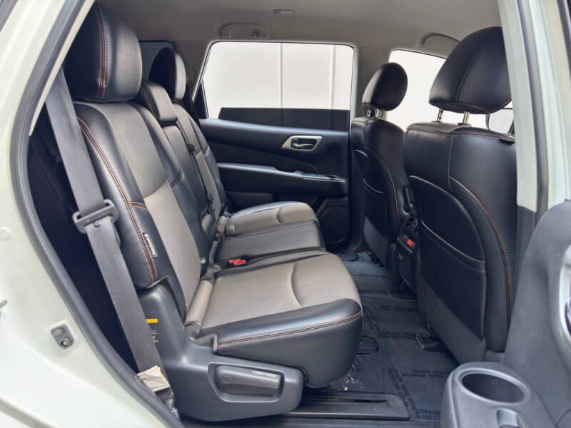 2020 Nissan Pathfinder SV