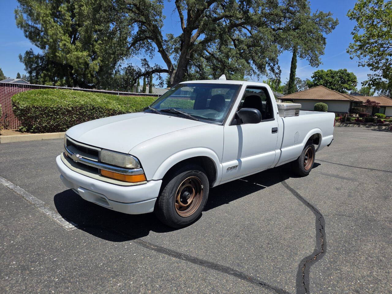 White 2000 Chevrolet S-10 LS 2dr LS Standard Cab LB 1