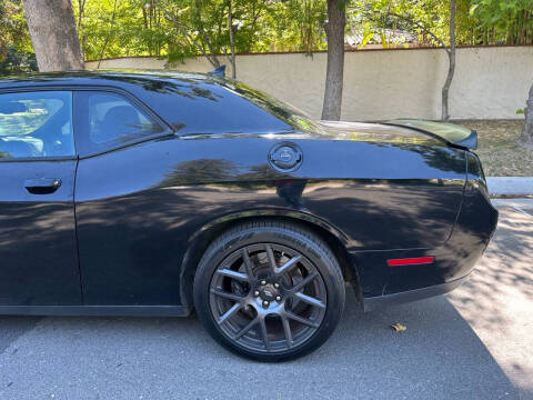 2017 Dodge Challenger 392 HEMI Scat Pack Shaker