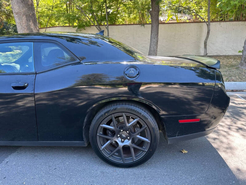 2017 Dodge Challenger 392 HEMI Scat Pack Shaker