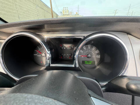 2005 Ford Mustang V6 Deluxe