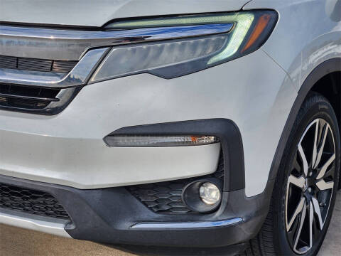 2021 Honda Pilot Touring w/Rear Captain's Chairs