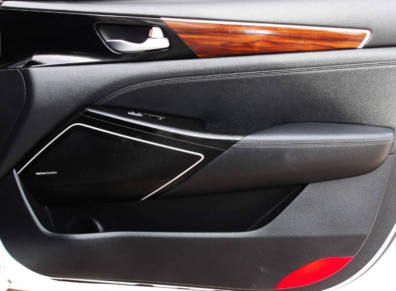 2019 Kia Cadenza Technology